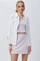 Crop top a cuadros color lila y blanco, sin mangas y con volados en la cintura.