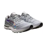 Championes de running Asics Gel-Nimbus 23 Platinum, color gris con detalles iridiscentes en el logo y el talón. Cuentan con tecnología FlyteFoam en la entresuela para una amortiguación superior.