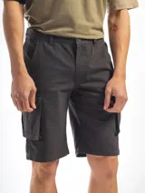Bermuda cargo color negro de corte clásico, confeccionada en gabardina de algodón con lycra. Cuenta con bolsillos laterales con solapa y presillas para cinturón.