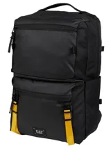 Mochila negra de estilo utilitario con compartimento principal acolchado para computador y múltiples bolsillos organizadores interiores. Presenta detalles en amarillo vibrante en las correas de compresión laterales y un parche con el logotipo de CAT en la parte inferior frontal.