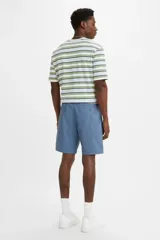 Bermuda de estilo chino en color azul, con cintura elástica y cordón interno para ajuste. Presenta un corte relajado y tiro medio, con bolsillos laterales y traseros.