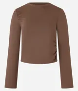Blusa ajustada de manga larga color marrón, con cuello redondo y fruncido en los hombros y laterales.