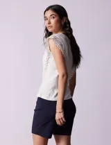 Blusa blanca de algodón y modal, marca Catherine Malandrino, con cuello redondo y mangas cortas con apliques de crochet.