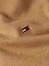 Sweater color tostado de tejido de punto con cuello en V y logo bordado en el pecho.