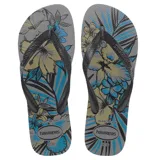Sandalias tipo ojotas Havaianas con diseño estampado de hojas en tonos negro y gris. Presentan tiras negras con relieve de la marca.