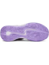 Championes de básquet Under Armour Curry 3Z 7 SDE, en tonos morado y violeta, con entresuela blanca y suela morada. Combinan cuero y malla transpirable, con entresuela Charged Cushioning® y logo de Curry en verde flúor.
