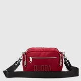 Cartera tipo bandolera color marrón, confeccionada en material sintético con acabado mate. Presenta un compartimento principal con cierre, un bolsillo frontal con cierre y el logo de la marca grabado en relieve en la parte inferior. Incluye una correa ajustable y extraíble de tela negra con el nombre de la marca tejido en toda su extensión.