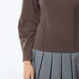 Buzo marrón de manga larga con cuello redondo y corte holgado.