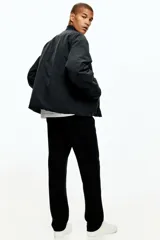Pantalón tipo jogger de corte regular, confeccionado en tejido de punto de mezcla de algodón. Presenta cintura elástica con cordón de ajuste, pliegues frontales cosidos, bolsillos laterales y un bolsillo trasero insertado.