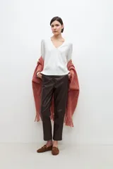 Sweater crudo de tejido de punto, con escote en V y mangas largas.