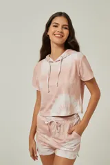 Conjunto deportivo de buzo corto con capucha y short, con estampado tie-dye en tonos rosa y blanco.