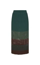 Pollera midi de punto con diseño calado, en combinación de colores verde y marrón, de corte recto y tiro alto.