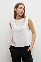 Blusa sin mangas color celeste de lino.