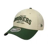 Gorra New Era modelo 9Forty M-Crown de los Los Angeles Dodgers, color beige con visera y botón superior en verde oscuro. Cuenta con bordado frontal en relieve con texto alusivo al equipo y el logo de la marca en el lateral.