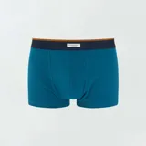 Pack de tres bóxers ajustados de algodón en tonos azul, verde oscuro y celeste con estampado geométrico y cinturillas elásticas con detalle contrastante.
