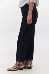 Jean de mujer color azul oscuro, de corte recto, con tiro medio y costuras en contraste color amarillo.