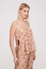 Blusa de viscosa con breteles finos, diseño holgado y estampado veraniego con motivos marinos y frutales.