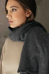 Pashmina rectangular de tejido de punto suave, liviana y con caída fluida.