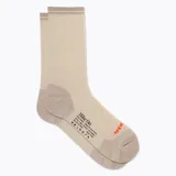 Medias de caña alta color beige, con talón y puntera reforzados en tono tostado. Presentan diseño de canalé en la caña, elástico superior con líneas horizontales, y estampado lateral con texto y símbolos alusivos al senderismo.