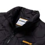 Chaleco acolchado negro con cierre frontal, cuello alto y bolsillos laterales. Presenta el logo de Caterpillar en el pecho.