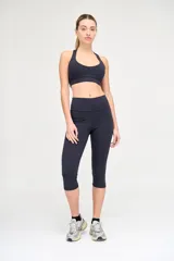 Calza pescador negra de tiro alto, con cintura doble y largo 3/4.