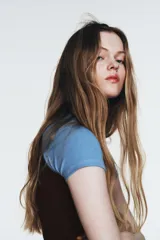 Falda midi blanca de tiro alto con efecto fruncido o drapeado en la cintura y caída acampanada.