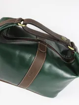 Necessaire de cuero verde con detalles en cuero marrón, cuenta con una manija superior y cierre superior.