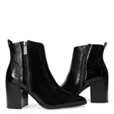 Botas de caña media Bottero, confeccionadas en cuero negro, con punta fina y taco cuadrado de altura media. Presentan cierre lateral metálico y diseño minimalista.