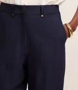 Pantalón recto de cintura alta color azul marino, confeccionado en viscosa, con trabillas en la cintura, elástico detrás de la cintura y frisos delanteros.