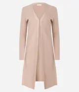 Cardigan largo de tricot color beige, con cuello en V y textura acanalada.