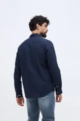 Camisa de manga larga de lino y algodón color celeste, con fit semi slim y cuello clásico.