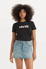 Remera negra de algodón con logo de Levi's estampado con diseño floral.