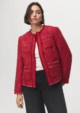 Chaqueta de tweed color rojo, de diseño recto, cuello redondo y manga larga. Cuenta con terminaciones deshilachadas y cuatro bolsillos de parche delanteros.