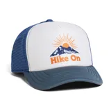 Gorro trucker con visera curva, frente blanco con estampado de montañas, sol y texto "Hike On" en color naranja. Laterales y parte trasera de malla azul.