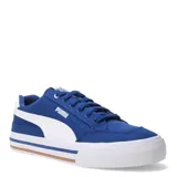 Championes urbanos Puma modelo Court Classic Vulc, de corte bajo, confeccionados en material textil color negro con la icónica franja lateral de la marca en blanco. Presentan una suela vulcanizada blanca con detalles en negro y una línea color caramelo en la base.