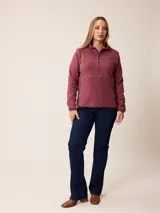 Jean de corte recto y tiro alto, confeccionado en denim azul oscuro con costuras en contraste. Presenta diseño clásico de cinco bolsillos, cierre frontal con botón y bragueta.