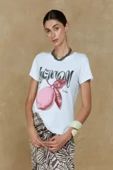Remera blanca de algodón con estampado de un limón rosado y la frase "Lemon Crush".