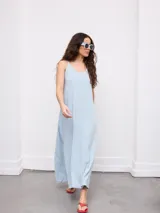 Vestido largo celeste con sutiles rayas verticales, de corte recto y holgado, con tirantes finos y escote en V.