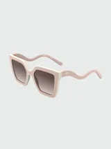 Lentes de sol Longchamp con armazón cuadrado de diseño bicolor en tonos rosa y crema, con patillas onduladas y detalle metálico del logo de la marca.