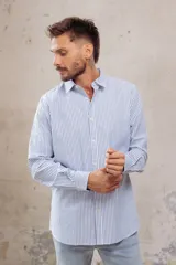 Camisa celeste a rayas verticales blancas, de corte slim fit, con cuello clásico y mangas largas.