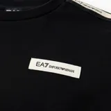 Buzo de cuello redondo Armani EA7, color negro, con bandas laterales en las mangas que presentan el logo de la marca repetido y un parche con el logo en el pecho.