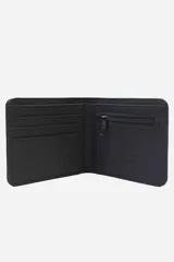 Billetera Ecko plegable de cuero sintético en color marrón con detalle lateral en tela negra y placa metálica frontal con el logo del rinoceronte.