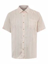 Camisa de manga corta confeccionada en lino orgánico, con estampado de rayas verticales finas en tonos rojizos y beige. Presenta cuello clásico, cierre frontal con botones y un bolsillo en el pecho.