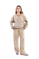 Pantalón de pierna ancha con tiro medio, confeccionado en mezcla de algodón y cáñamo. Presenta un estampado floral sutil mediante tintes naturales, pretina ancha elastizada con cordón ajustable, bolsillos delanteros funcionales y un bolsillo trasero.