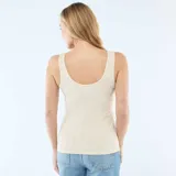 Musculosa de canalé color amarillo claro con pequeño estampado floral en tonos rosados y verdes, escote redondo y tirantes anchos.