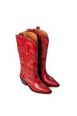 Botas de caña alta estilo cowboy, color rojo brillante, con bordados decorativos en hilo blanco contrastante. Presentan punta afilada y tacón bajo y angular.