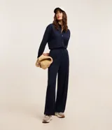 Pantalón recto de tiro alto color azul marino, confeccionado en piqué, con cintura elástica, cordón ajustable y costura central en la parte delantera.