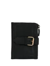 Billetera de cuero natural color negro, con diseño de solapa frontal decorada con una hebilla metálica. Cuenta con cierre de cremallera lateral, múltiples ranuras para tarjetas y tecnología RFID para protección de datos.