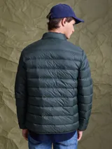 Campera puffer de plumas en color azul marino, con cierre frontal, cuello alto y diseño acolchado horizontal.
