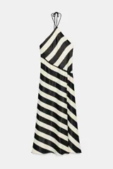 Vestido midi de satén con diseño a rayas diagonales en color negro y blanco crudo, escote halter con tirantes finos para anudar al cuello y espalda descubierta.
